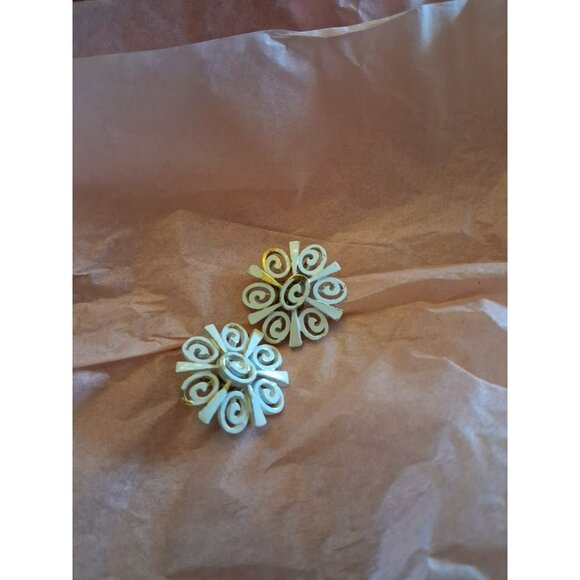 Vintage CROWN TRIFARI - white enamel - flower starburst snowflake clip EARRINGS - Picture 1 of 4